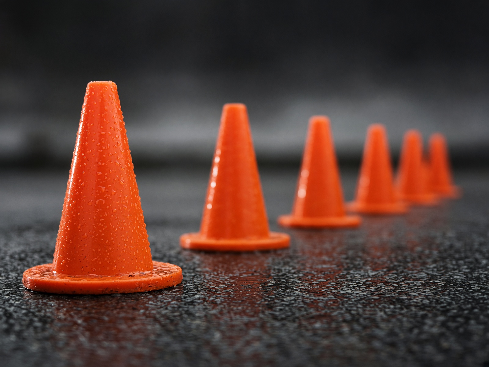 Pylonen auf nassem Asphalt